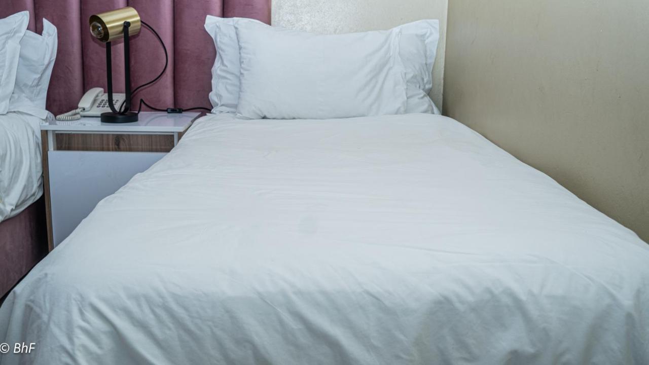 Henry George Guest House Pretoria-Noord Εξωτερικό φωτογραφία